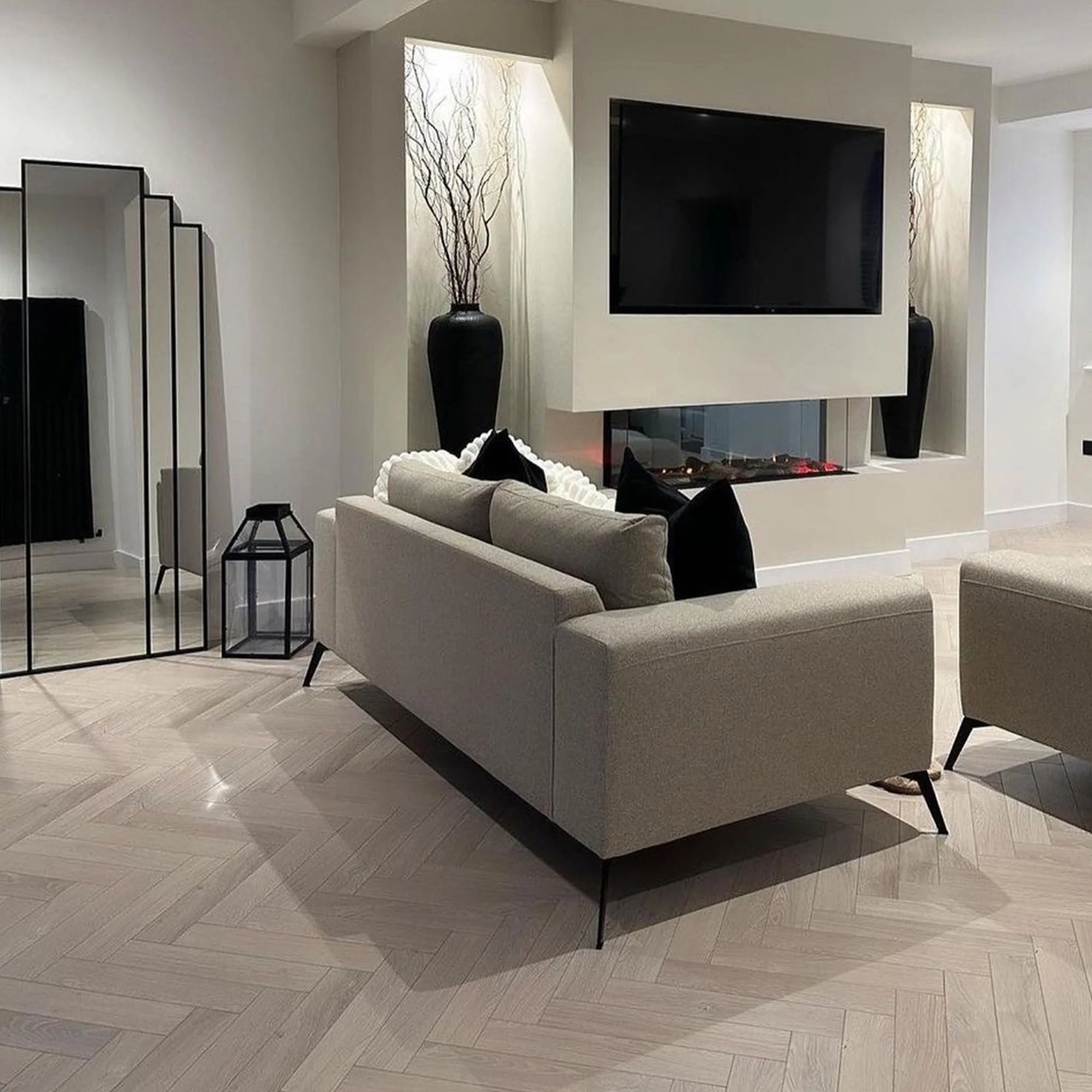 sàn gỗ Sồi sáng lát Herringbone trong không gian nội thất đen trắng